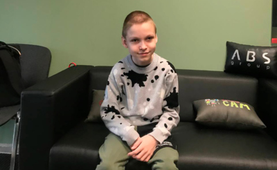 Портрет мальчика на диване