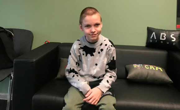 Портрет мальчика на диване