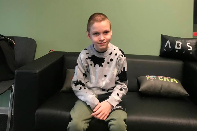 Портрет мальчика на диване 