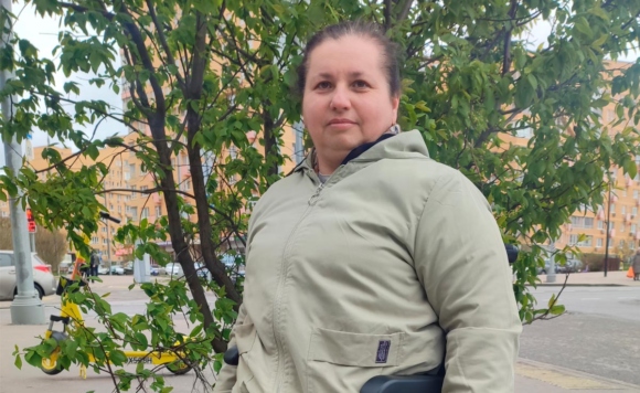 Портрет молодой женщины на инвалидной коляске