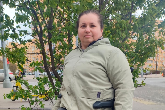 Портрет молодой женщины на инвалидной коляске