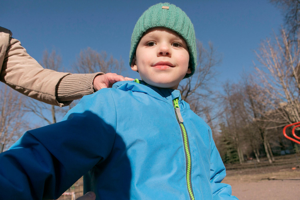 Портрет мальчика в шапке и куртке