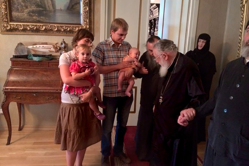 Молодоя семья с маленькими детьми у патриарха всея Грузии Илии II
