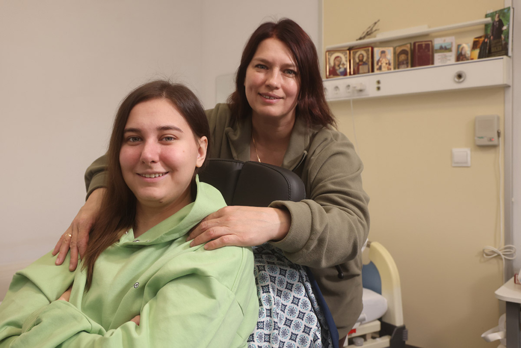 Девушка в инвалидной коляске и ее мама 