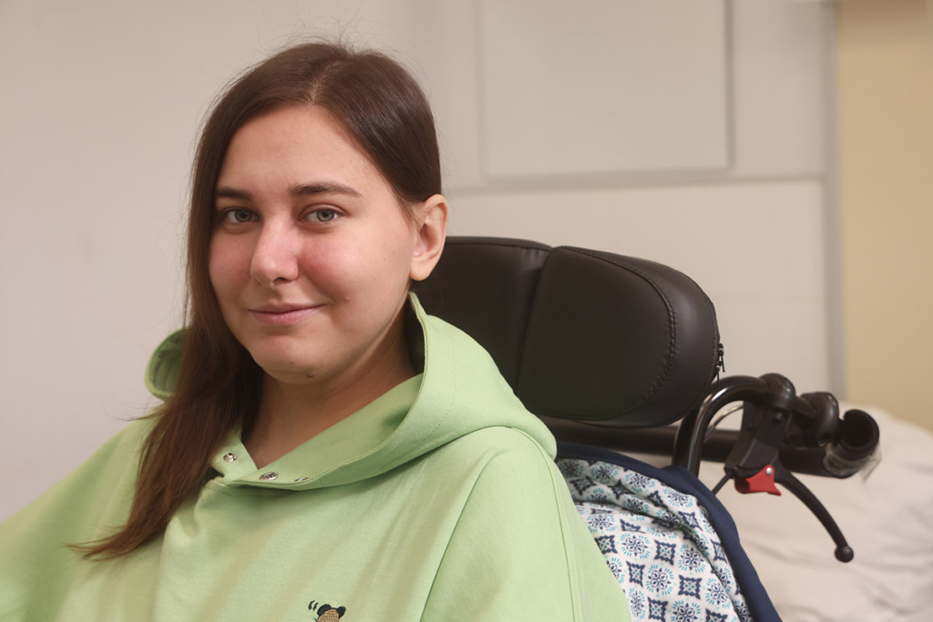 Портрет девушки в инвалидной коляске