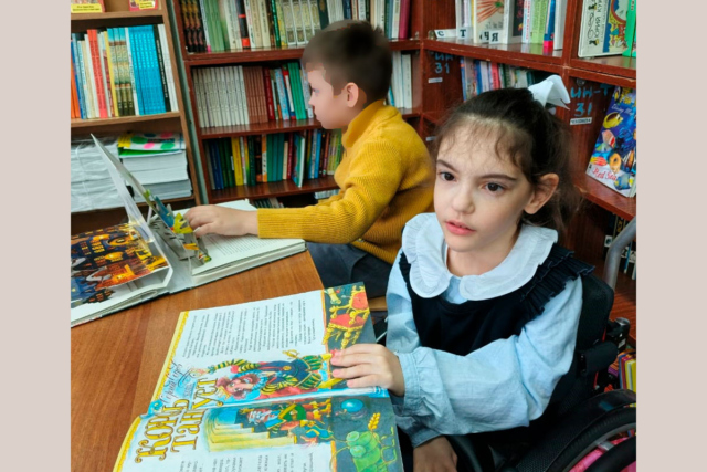 Девочка на инвалидной коляске в школе 