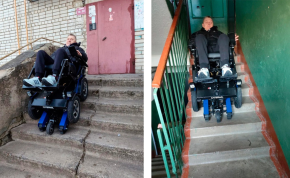 Мужчина спускается по лестнице на коляске-ступенькоходе