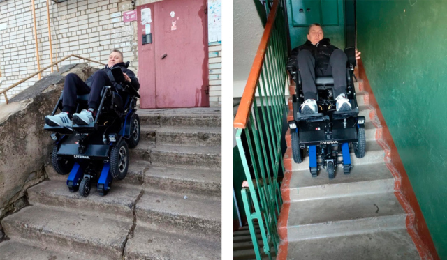 Мужчина спускается по лестнице на коляске-ступенькоходе