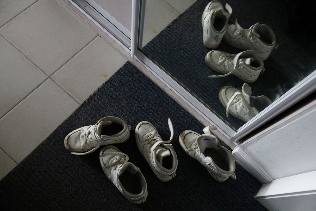 Детская обувь в прихожей