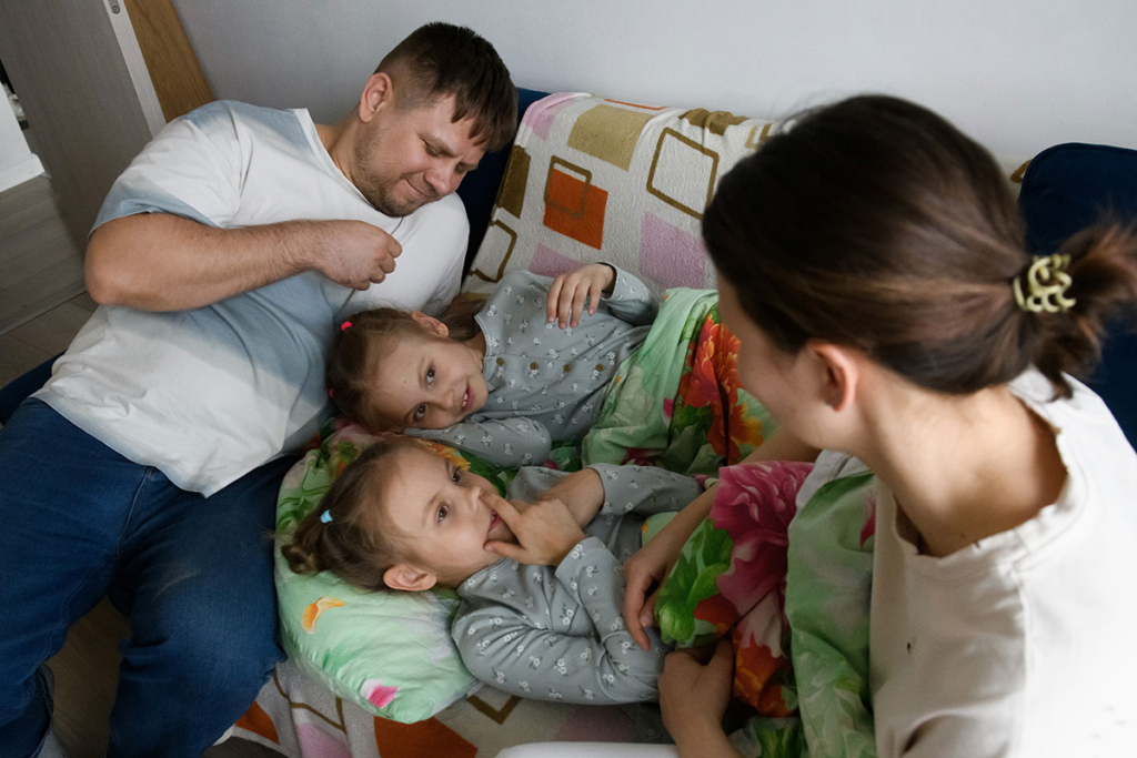 Родители укладывают дочек спать