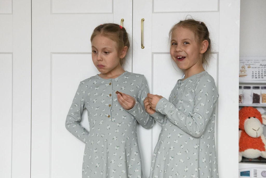 Портрет двух девочек-близнецов