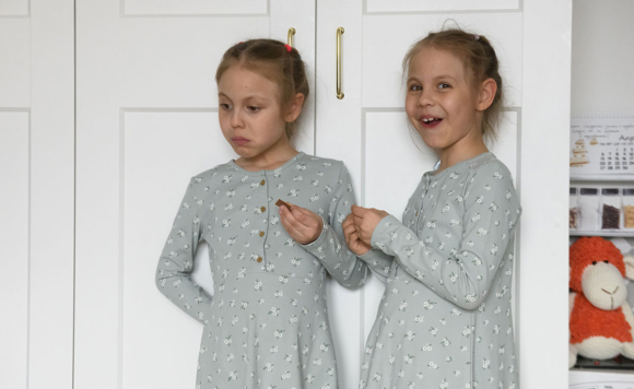 Портрет двух девочек-близнецов