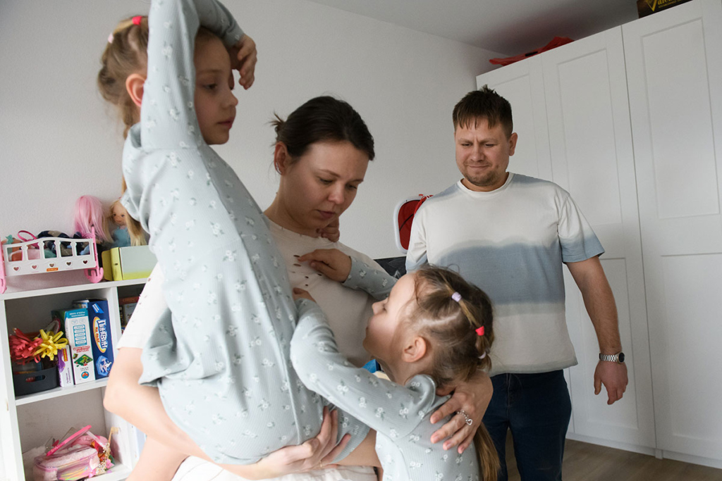 Папа, мама, дочки в комнате