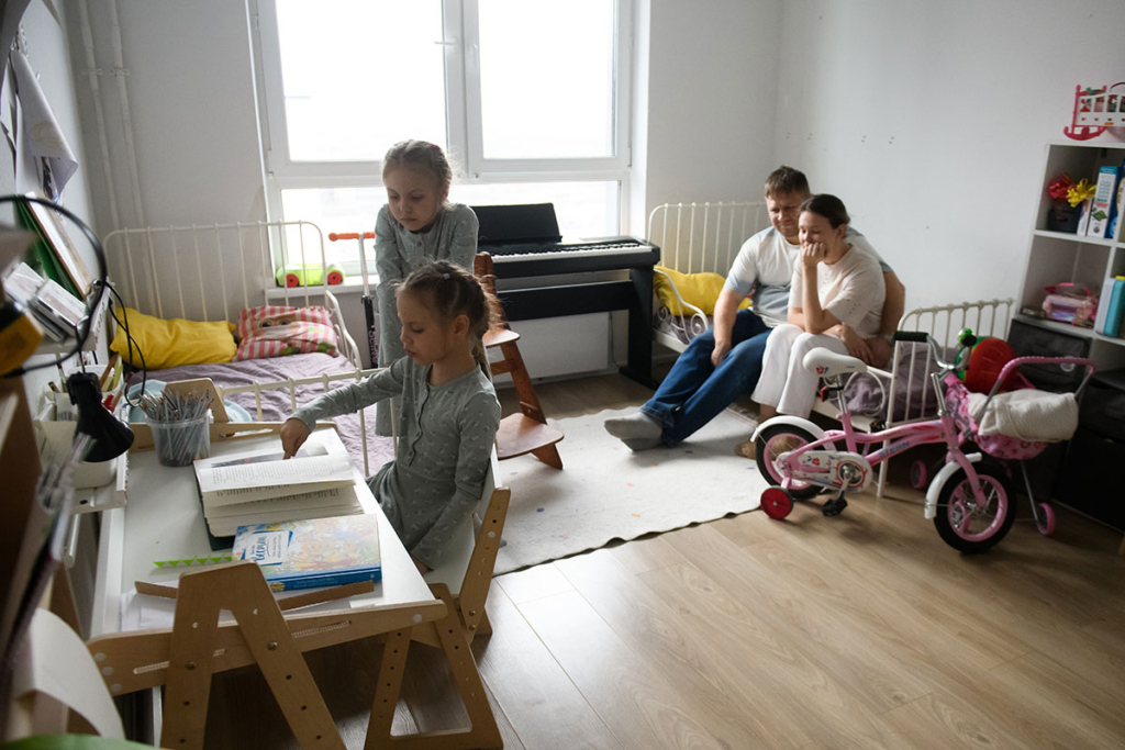 Семья в комнате