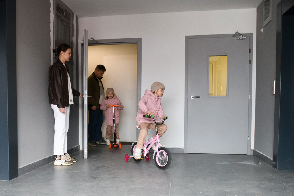 Родители с дочками в подъезде дома