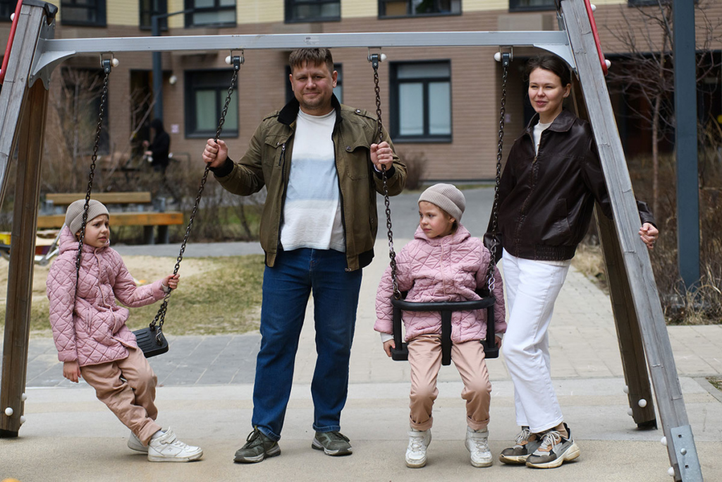 Родители с дочками на качелях