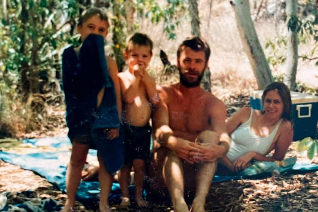 Крис Хемсворт в детстве с братом и родителями