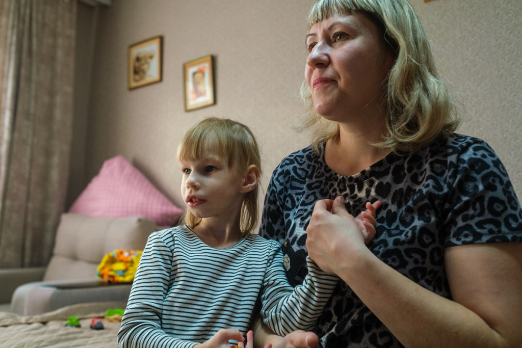 Девочка с мамой