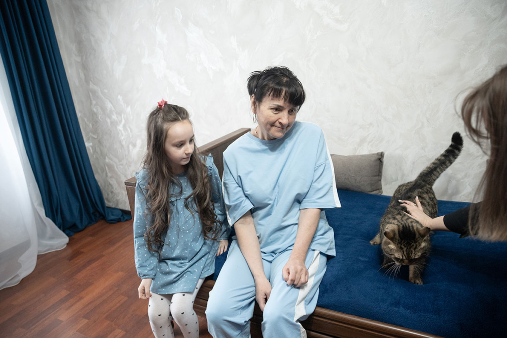 Бабушка с внучкой и кошкой 