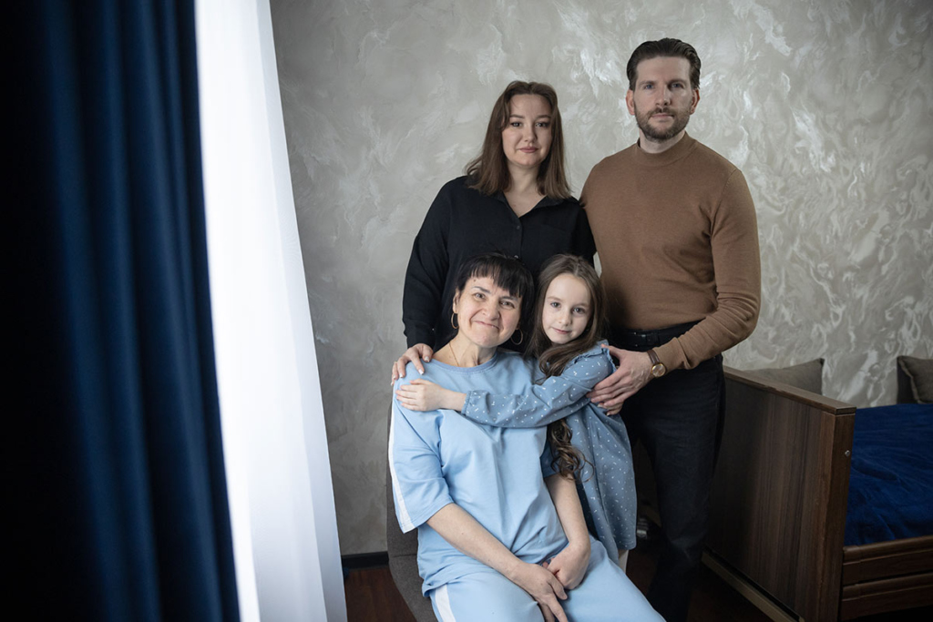 Бабушка, внучка, и дочка с мужем. Семейный портрет 