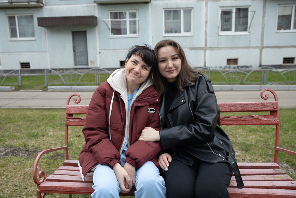 Мама и дочка на скамейке 