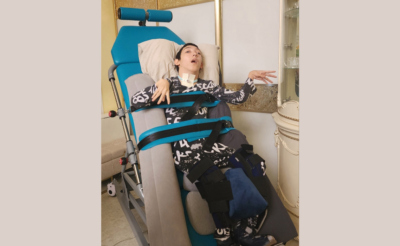 Мальчик в вертикализаторе