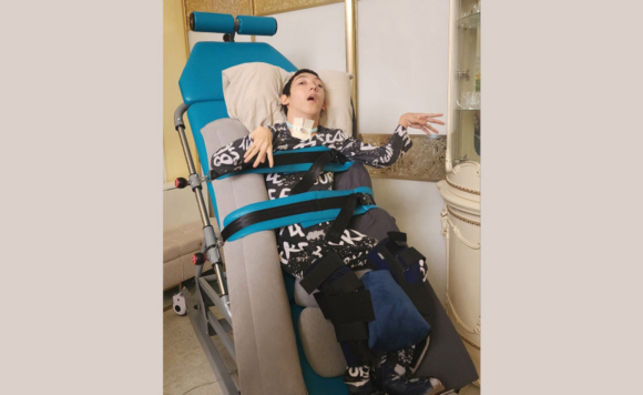 Мальчик в вертикализаторе