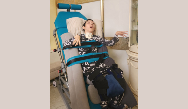 Мальчик в вертикализаторе