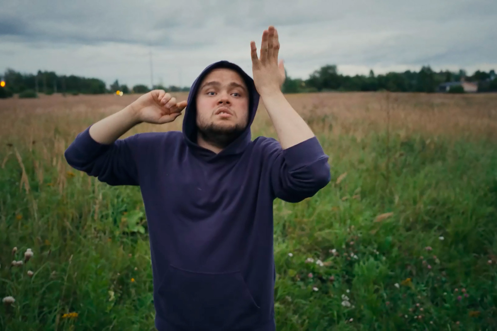 Потрет юноши на природе