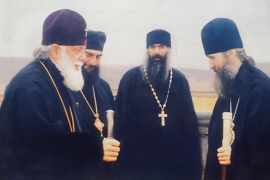 Илия II, владыка Николай (Пачуашвили), справа – духовник вл. Николая владыка Даниил (Датуашвили), 2001 год