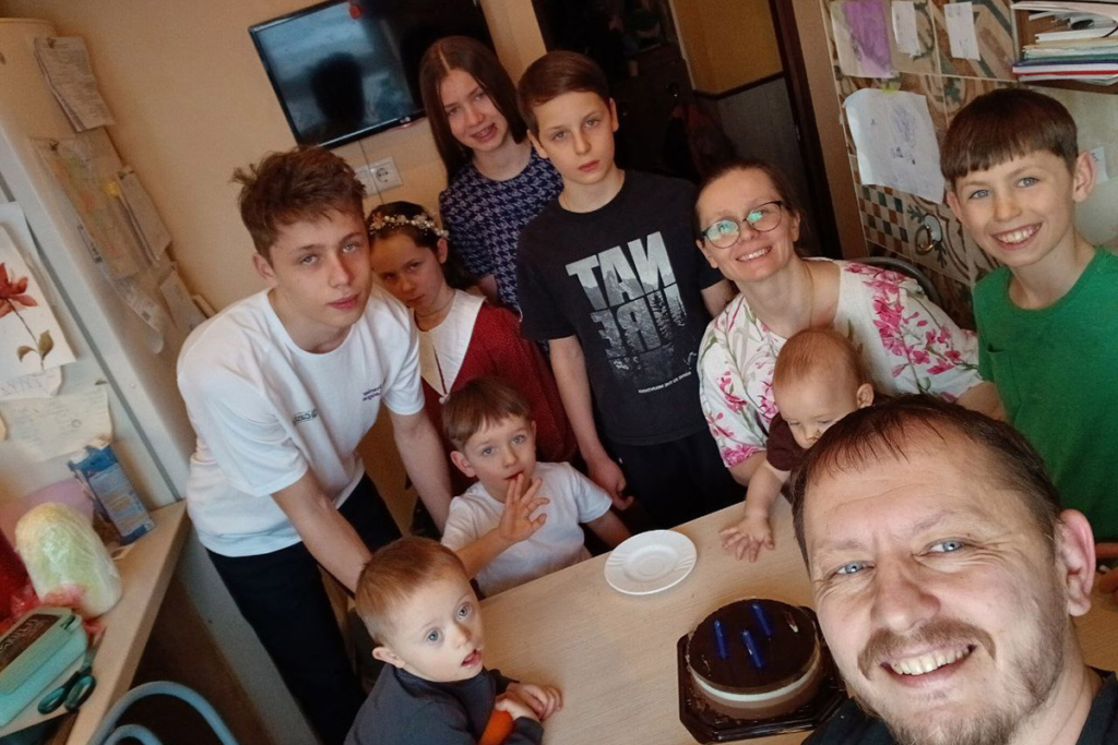 Многодетная семья на кухне