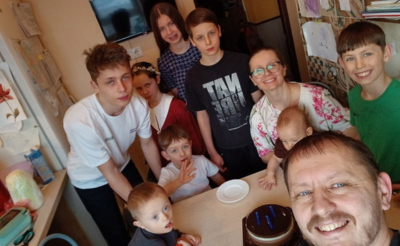 Многодетная семья на кухне