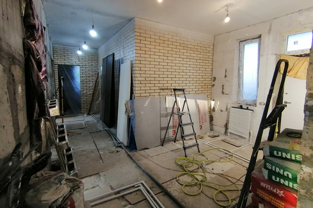Внутри недостроенного дома 