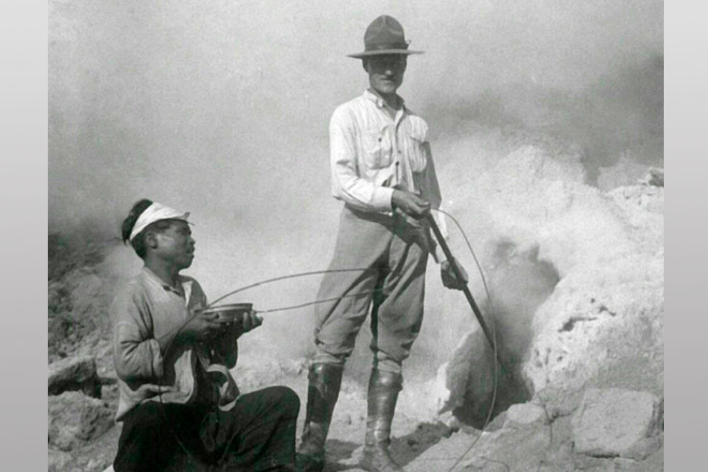 В.А. Петрушевский с помощником занимается измерениями на склоне вулкана. Остров Ява (Индонезия). 1924. Фото: https://imperialhouse.ru/