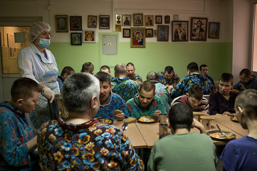 Остриженные, почти на лысо, женщины в столовой