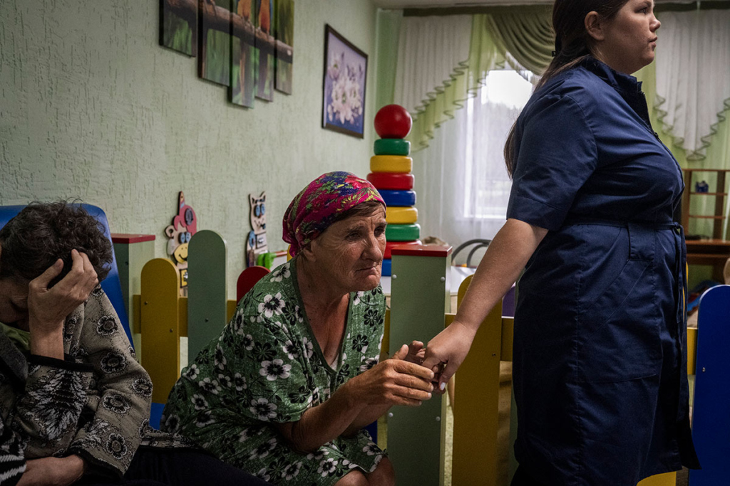 Женщина держит за руку другую женщину