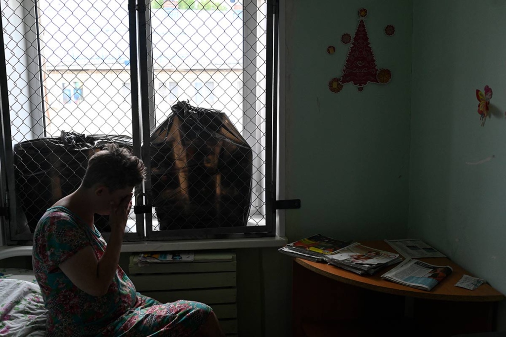 В палате ПНИ, на конах решетки, за решетками вещи в больших мусорных мешках