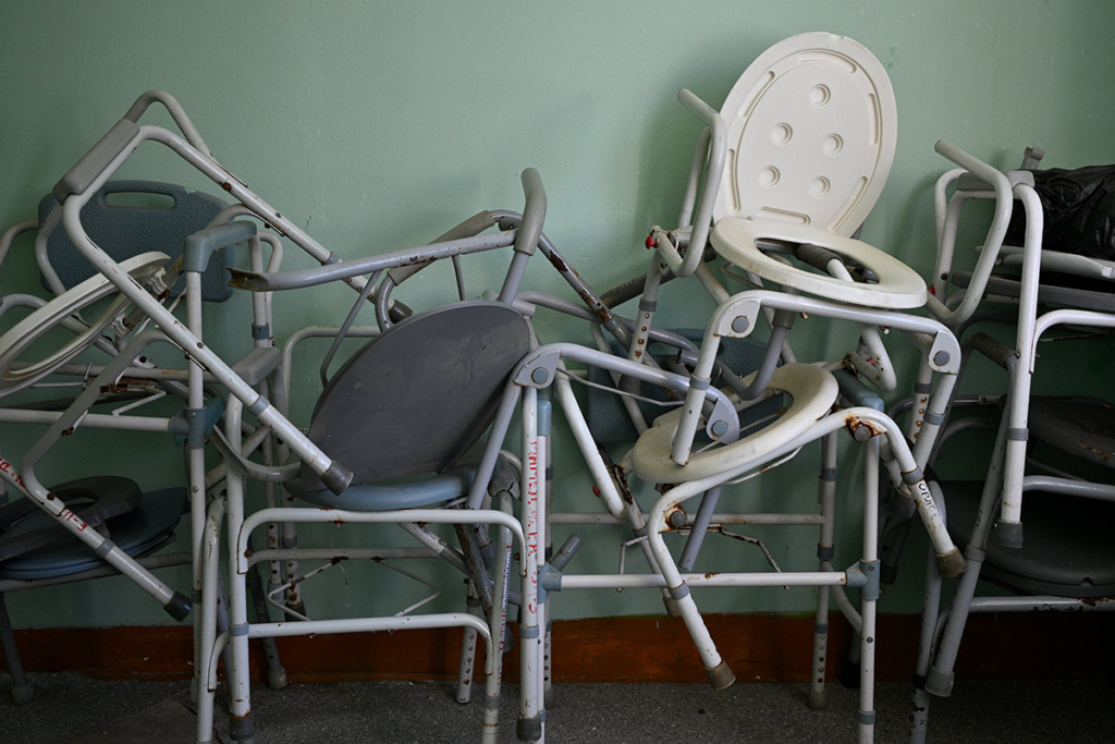 Сломанные стулья у стены