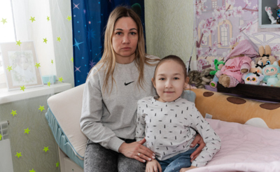 Девочка с мамой