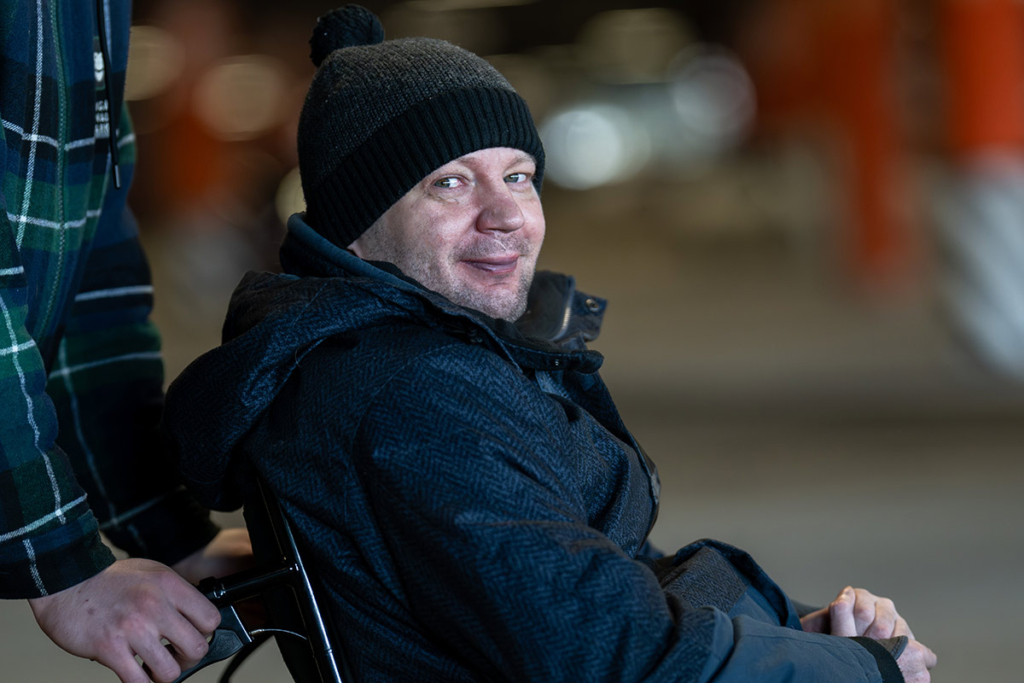 Мужчина в инвалидной коляске