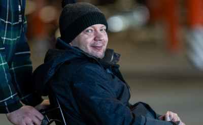 Мужчина в инвалидной коляске