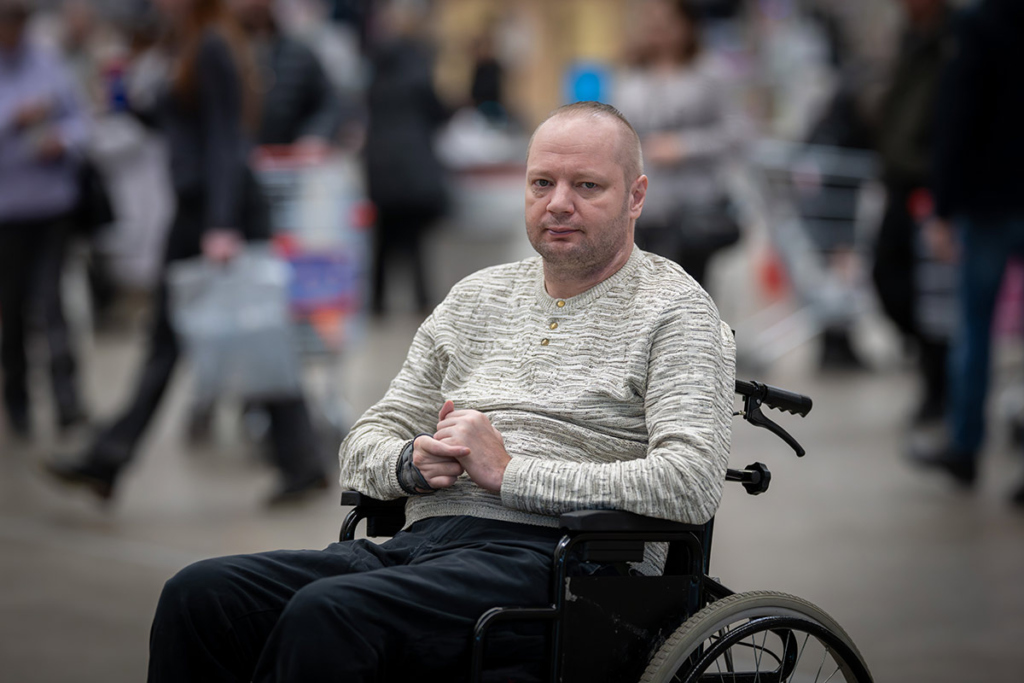 Мужчина в инвалидной коляске 