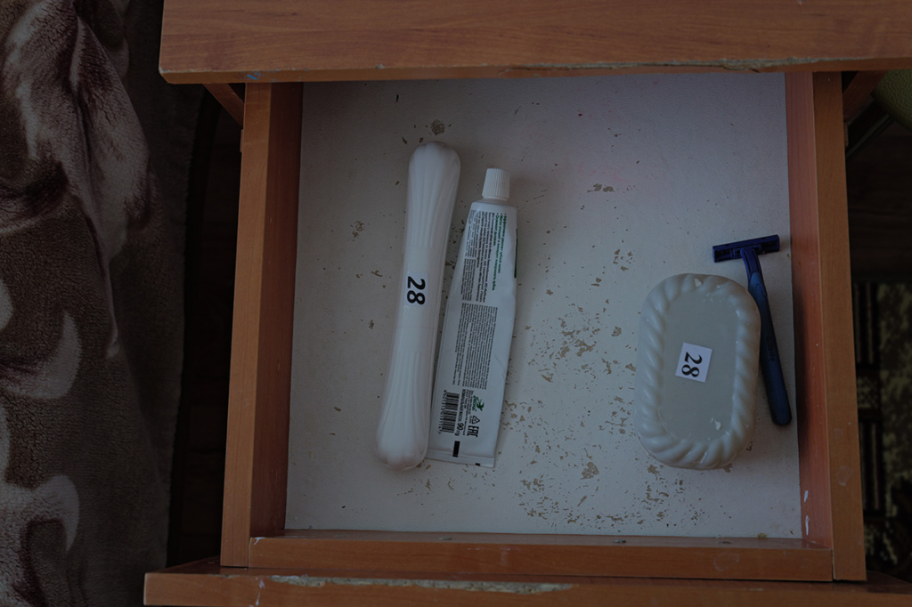 Ящик стола, в котором лежат мыльные принадлежности