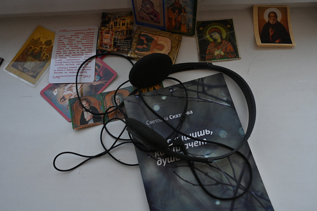 Иконы и книга на столе