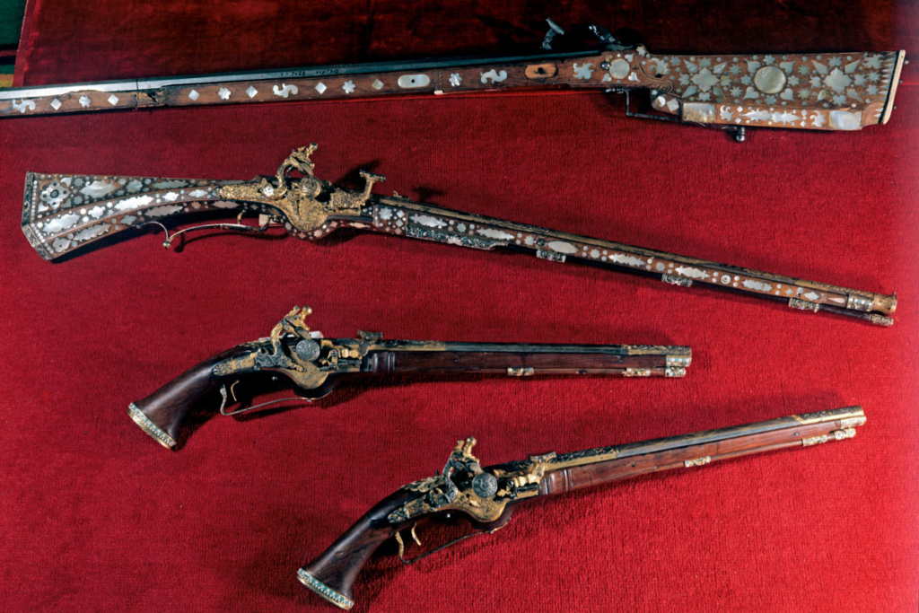 Старинное русское оружие XVII века - пищаль, карабин и пара пистолетов - из фондов Государственной Оружейной палаты Московского Кремля