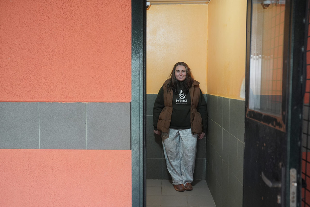 Молодая женщина у стены 