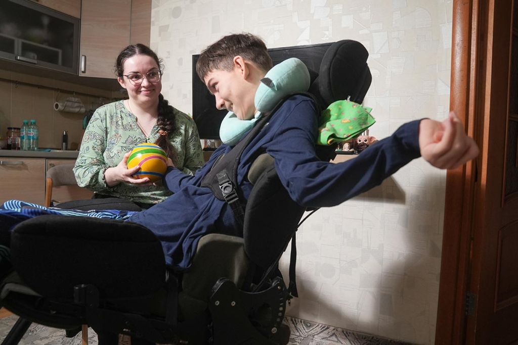 Мальчик в инвалидной коляске с мамой 