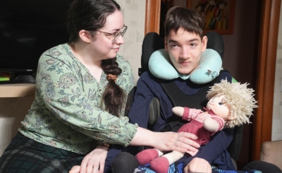 Мальчик в инвалидной коляске с мамой и игрушкой