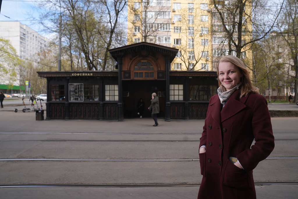 Девушка на фоне остановки в Москве