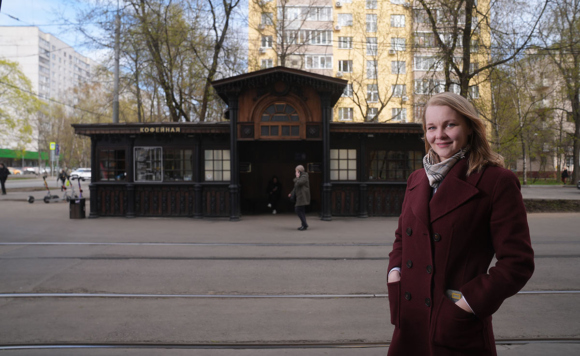 Девушка на фоне остановки в Москве